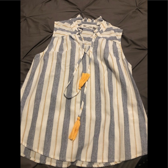 Tops - Sleeveless blouse